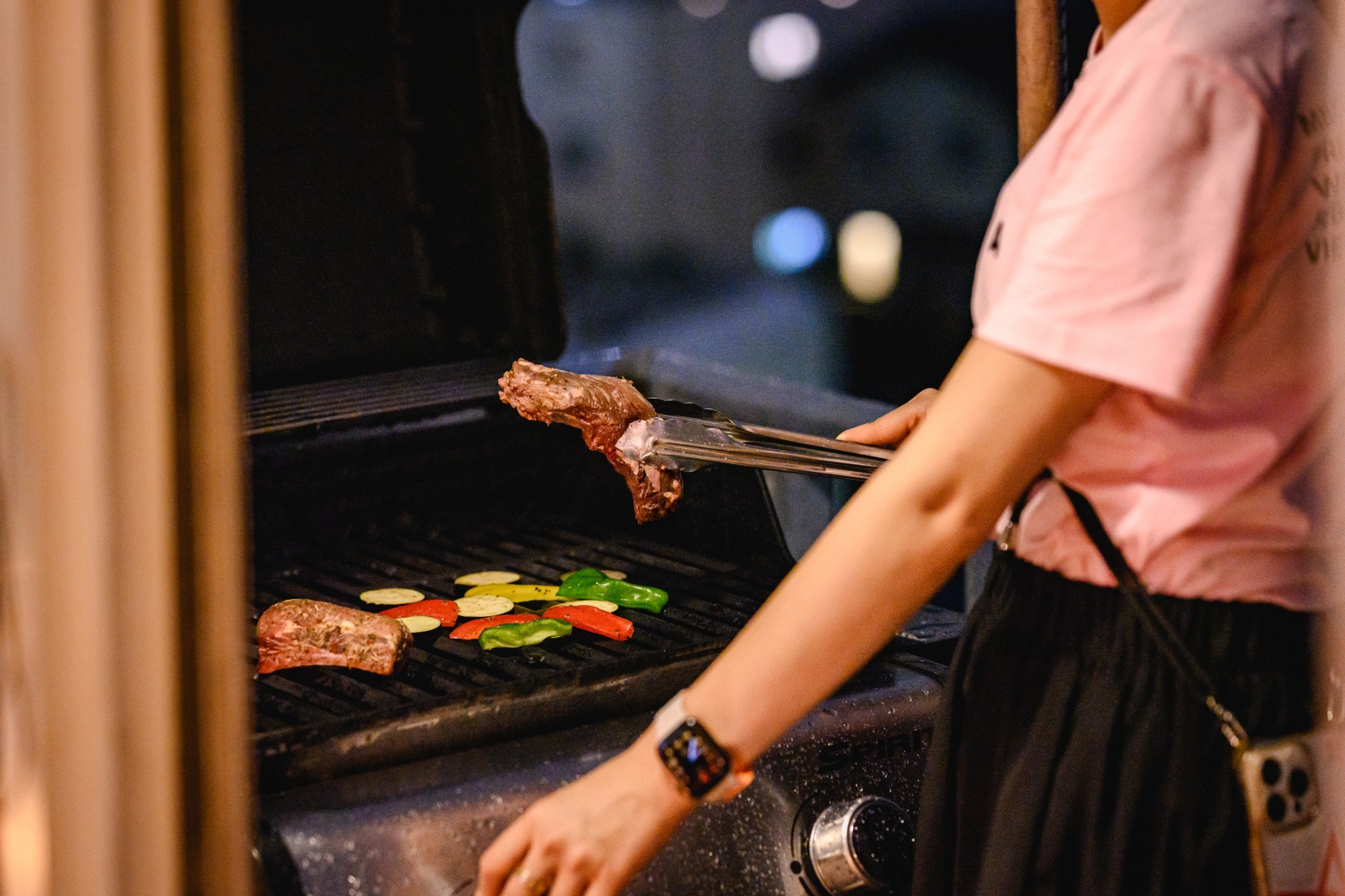 テラスでのBBQ調理風景