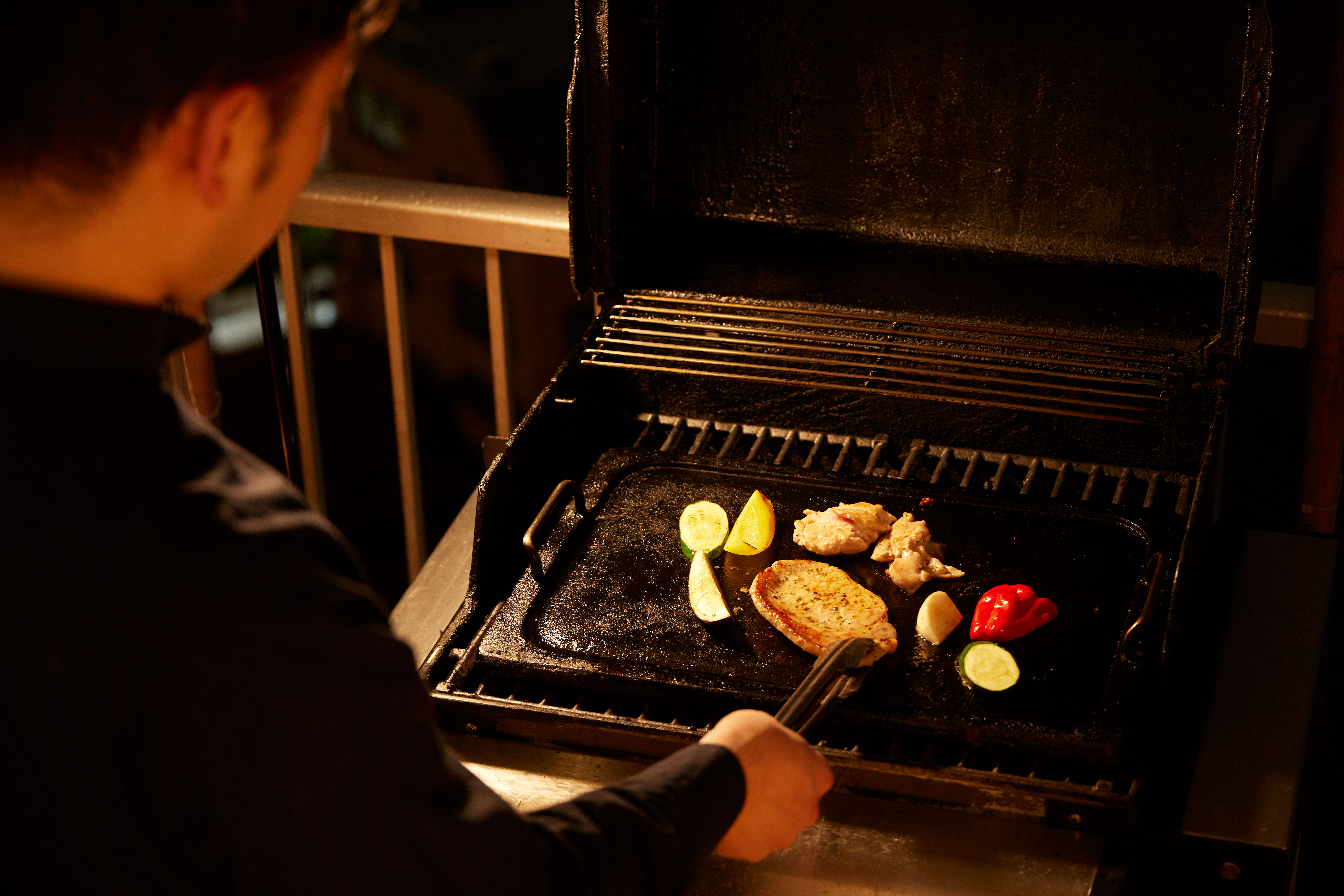 BBQグリルでの料理風景