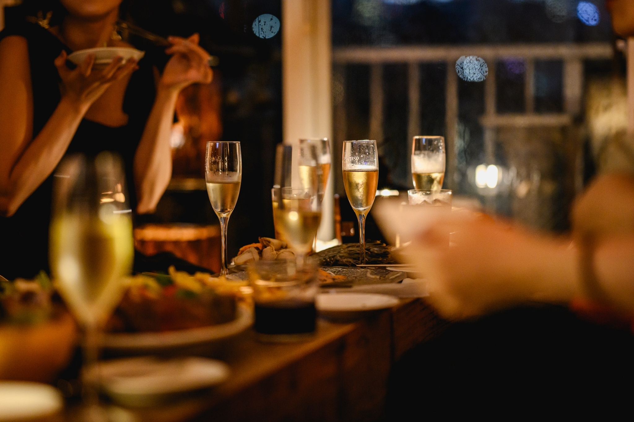テラスでの乾杯・お祝いシーン